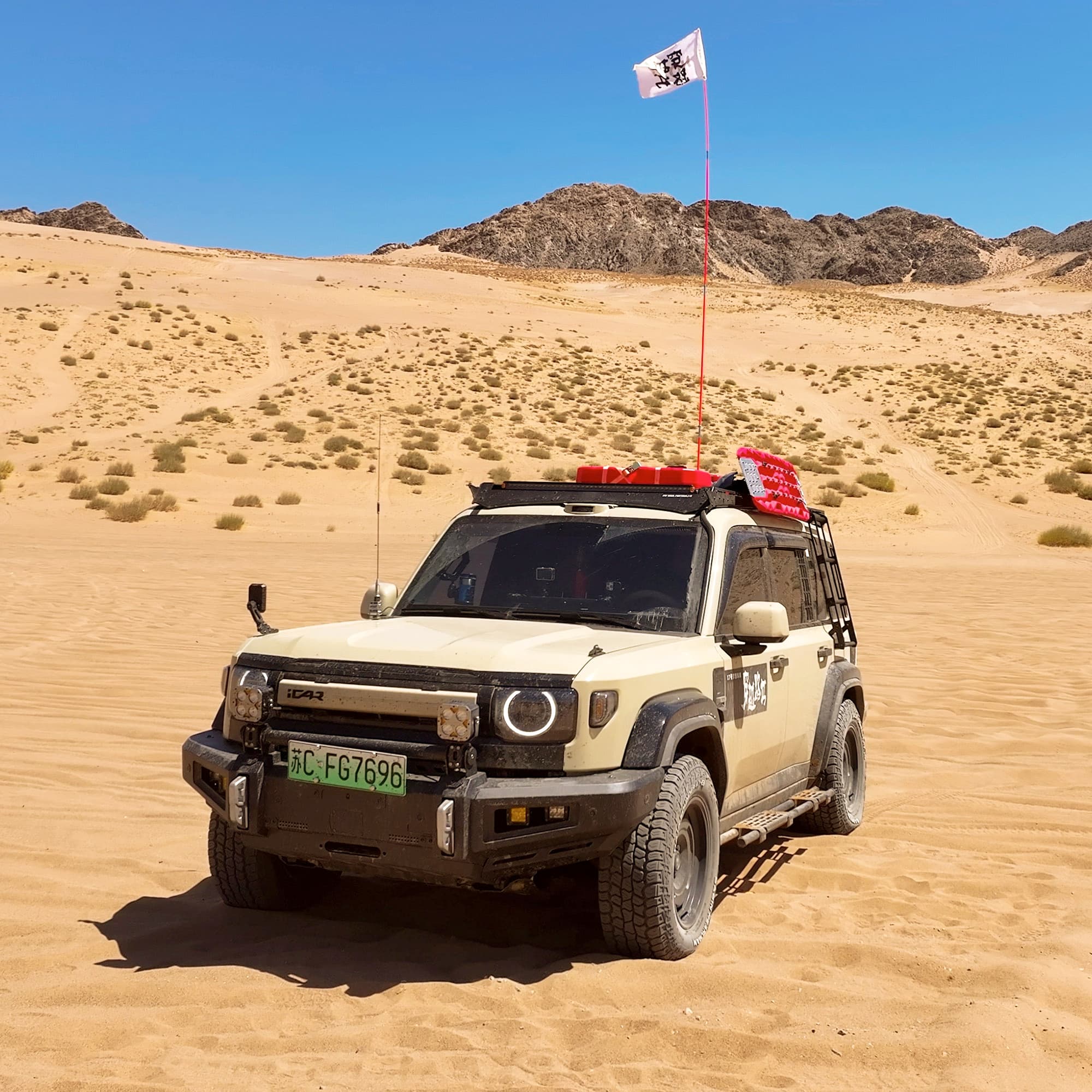 Cream-coloured Chery V27 off-road vehicle on desert sand with a roof rack, front bumper and side steps